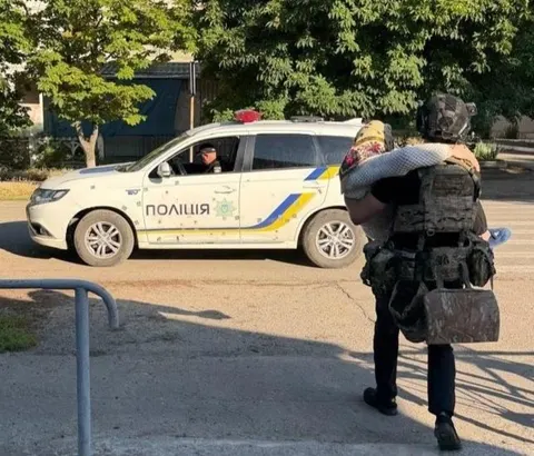 Поліцейські вивезли 78-річну жінку з донькою з-під обстрілів на Херсонщині