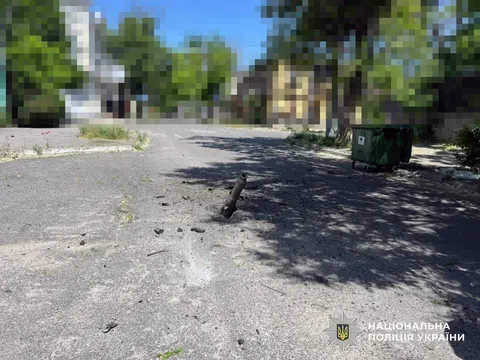 Удар по дитячому майданчику в Херсоні: загинув чоловік, поранені жінка та дві дівчинки