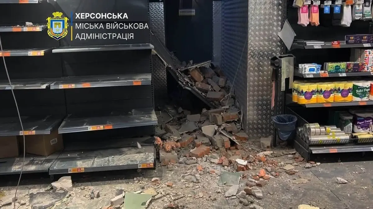У Херсоні російський дрон атакував супермаркет: поранено дитину