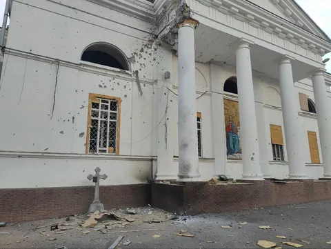 Росіяни вдарили по Свято-Духівському собору в Херсоні