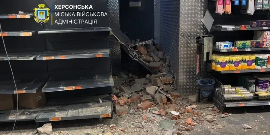 У Херсоні дрон влучив у дах супермаркету: поранено дитину