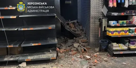 У Херсоні дрон влучив у дах супермаркету: поранено дитину