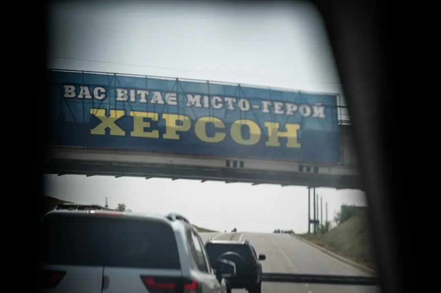 У Херсоні дрон атакував таксі: постраждали двоє дітей