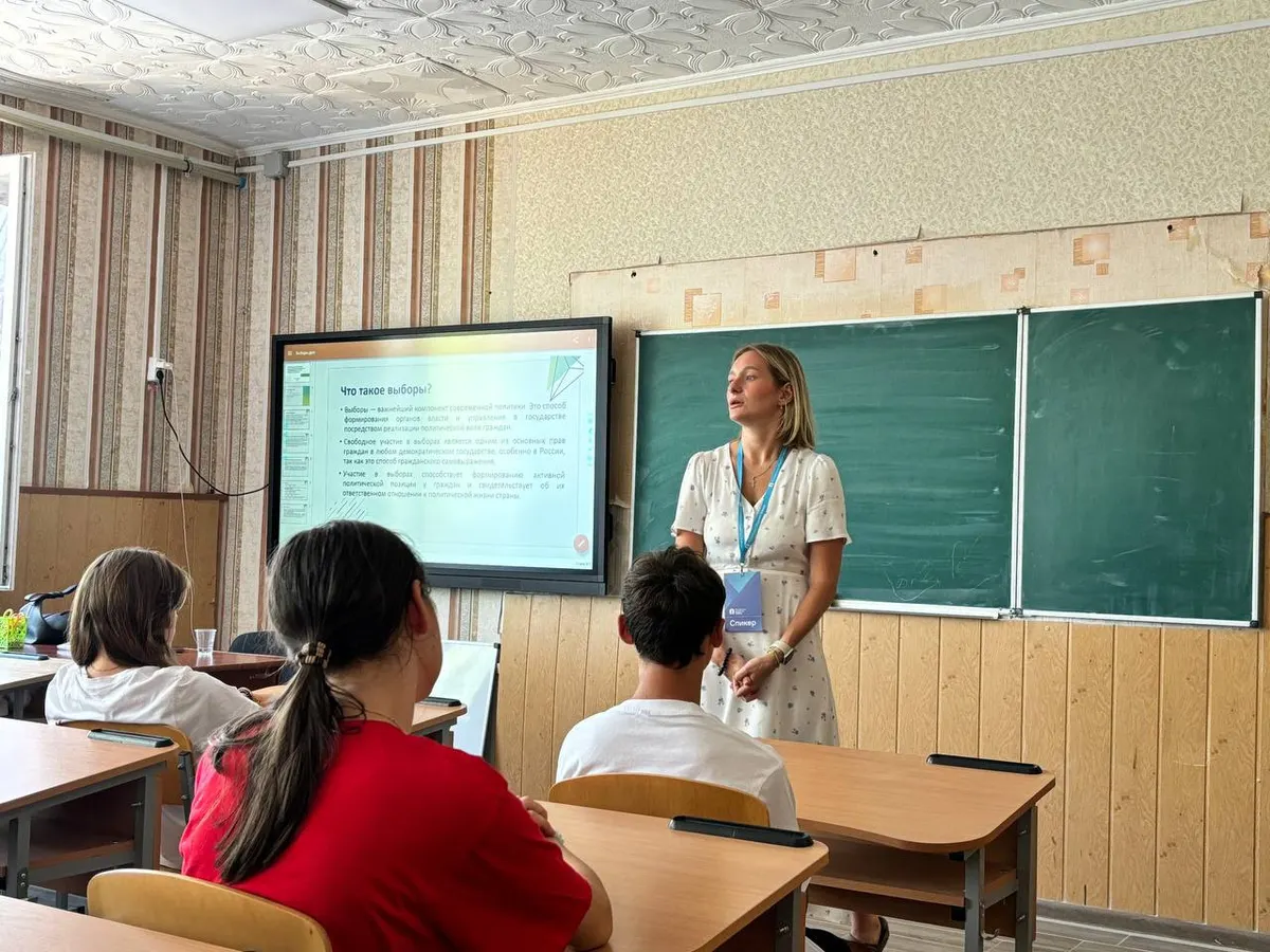 Окупанти звільнили свою «виборчу» чиновницю, що агітувала школярів