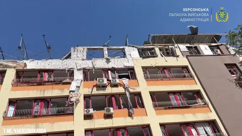 У Херсоні «Шахеди» зруйнували верхній поверх багатоповерхівки