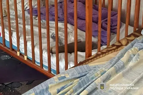 У Херсоні дрон влучив у ліжечко з дитиною: боєприпас не вибухнув