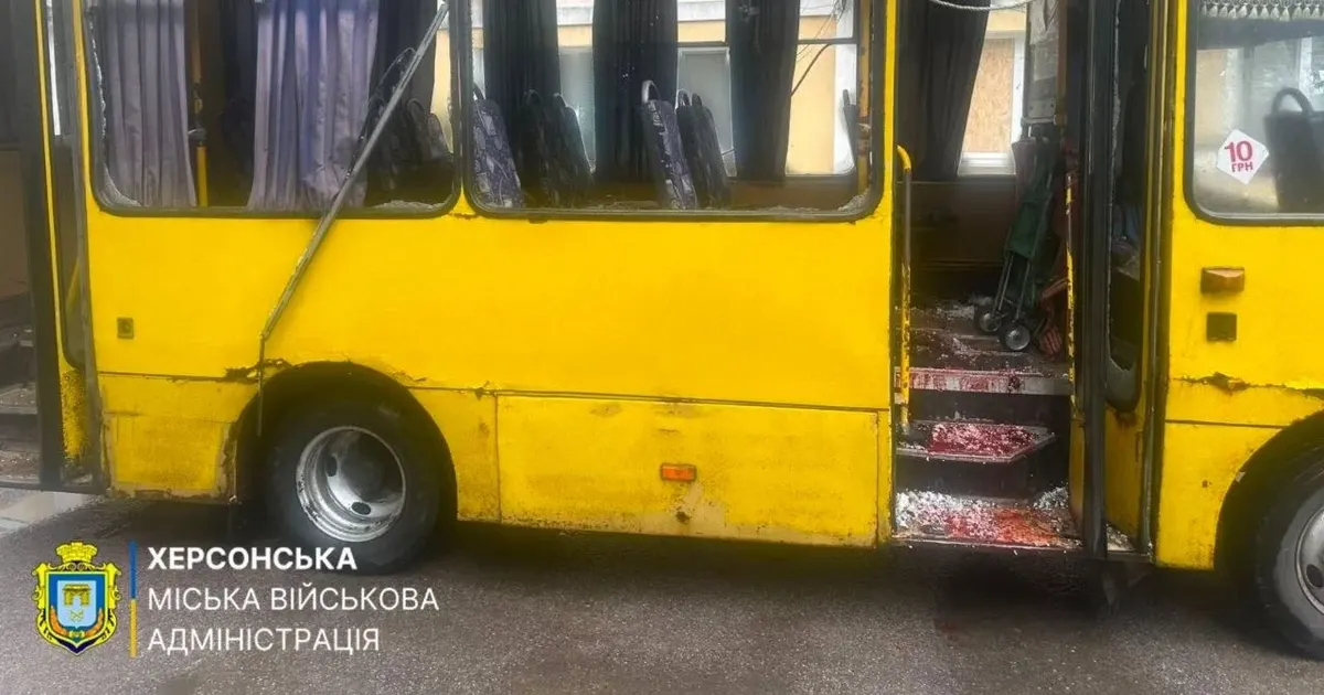 У Херсоні маршрутка з загиблими їхала містом після удару РФ: водій був контужений