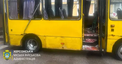 У Херсоні маршрутка з загиблими їхала містом після удару РФ: водій був контужени