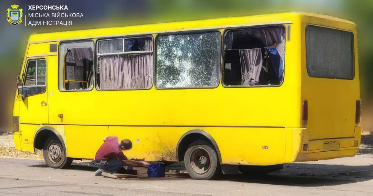 У Херсоні російський дрон влучив у маршрутку: п'ятеро постраждалих