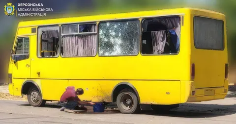 У Херсоні російський дрон влучив у маршрутку: п'ятеро постраждалих