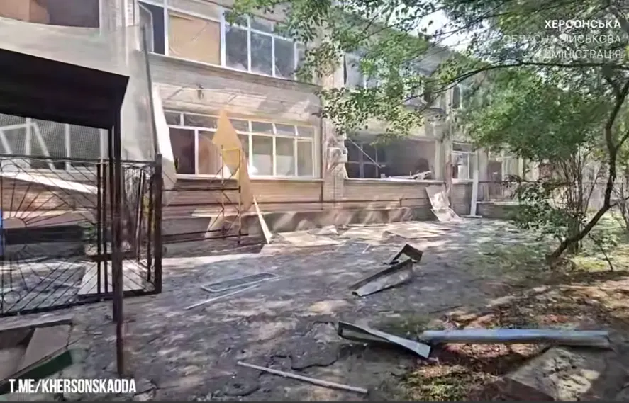 Російський удар по лікарні в Херсоні: загинув лікар, поранена медсестра