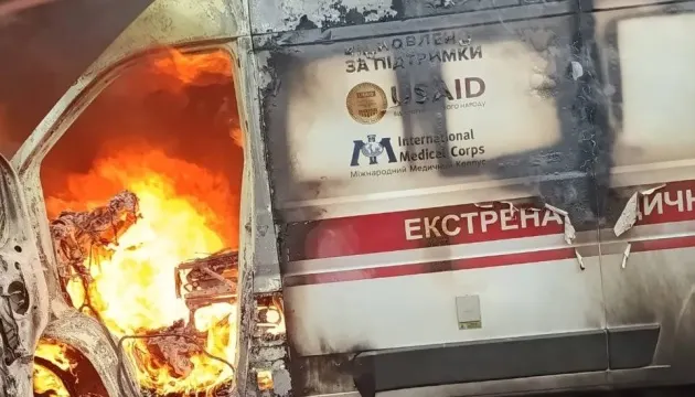Дрон влучив у «швидку» на Херсонщині: поранено двох медиків