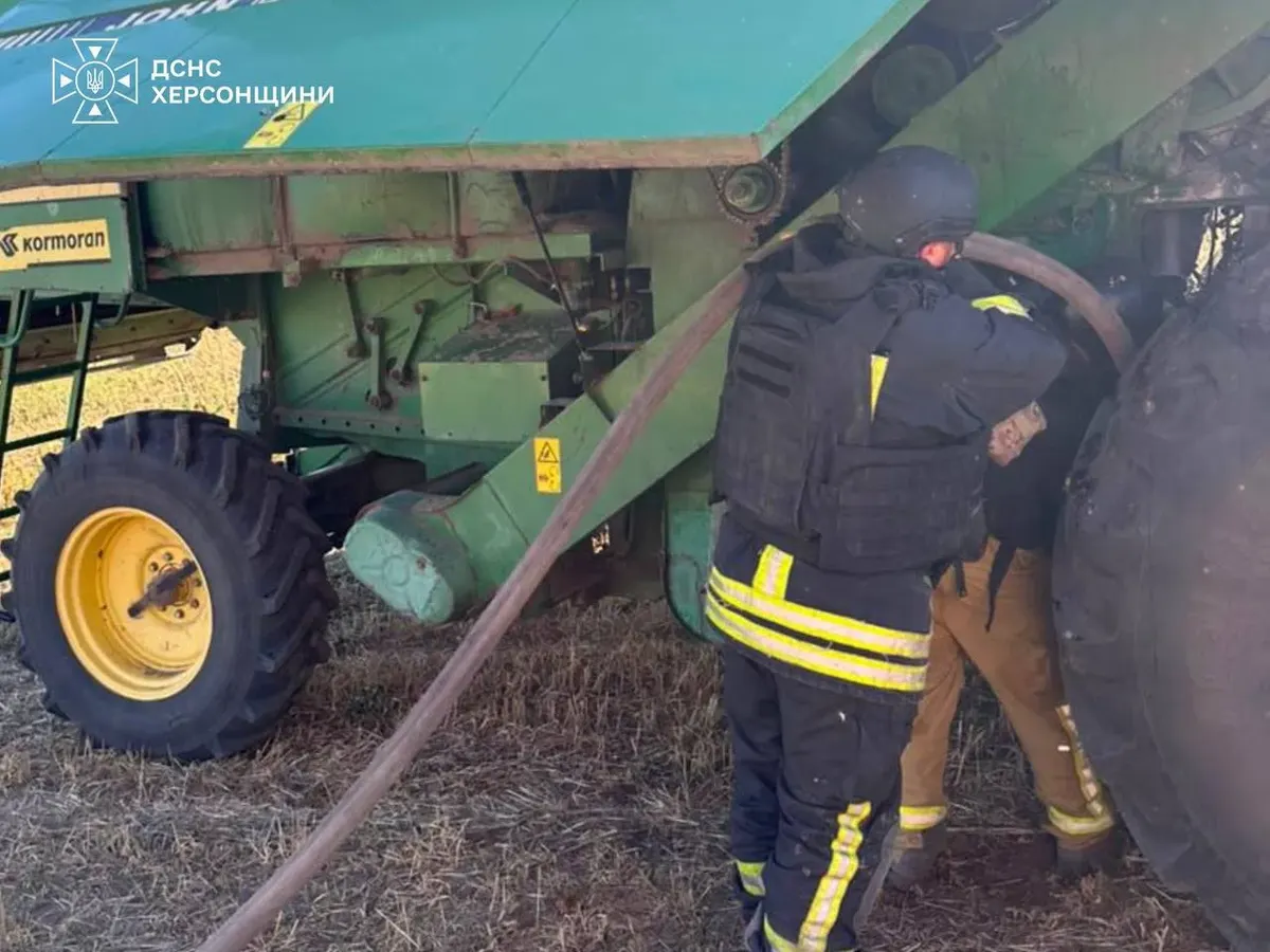 На Херсонщині в полі загорівся комбайн