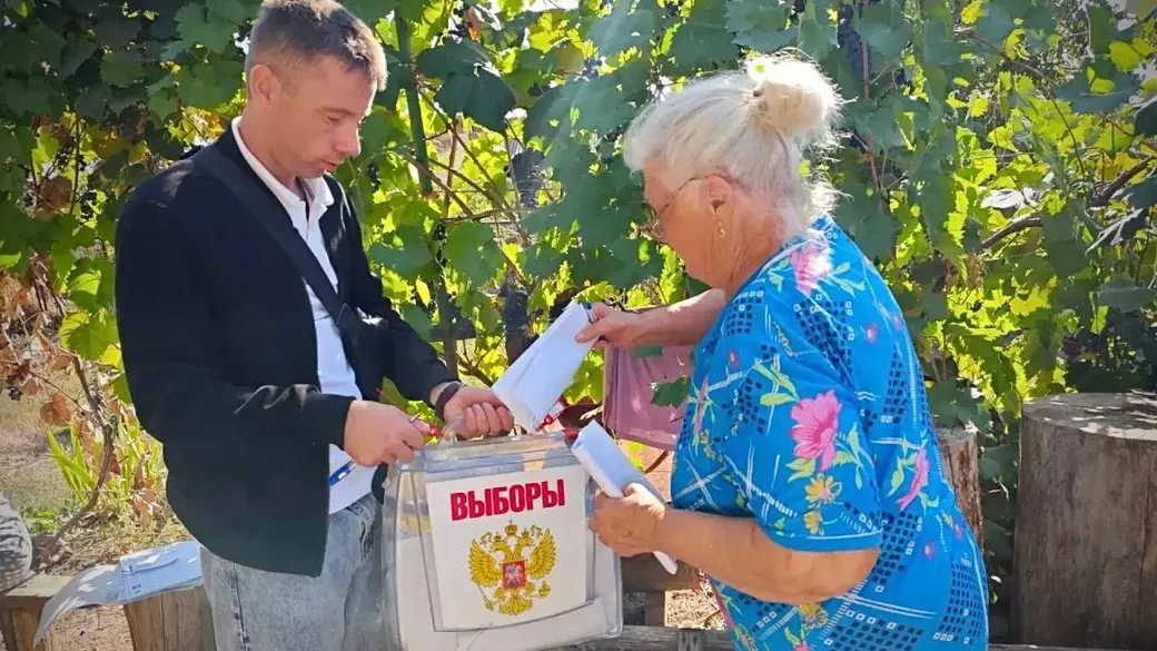 На окупованій Херсонщині голосують не на дільницях, а по хатах — із поліцією за спиною