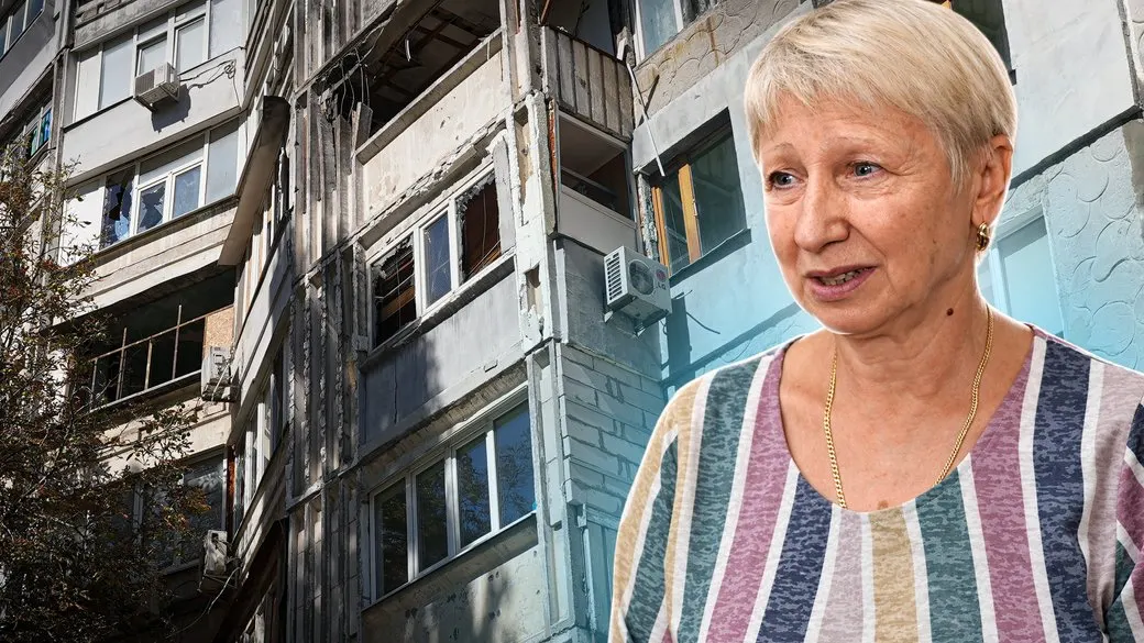 У Херсоні мешканці багатоповерхівки прибирають скло після удару дрона: «Винесла вже шість мішків»