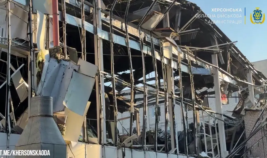 У Херсоні дрони вночі знищили торговельний центр: пожежа та руйнування