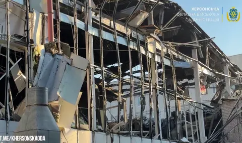 У Херсоні дрони вночі знищили торговельний центр: пожежа та руйнування