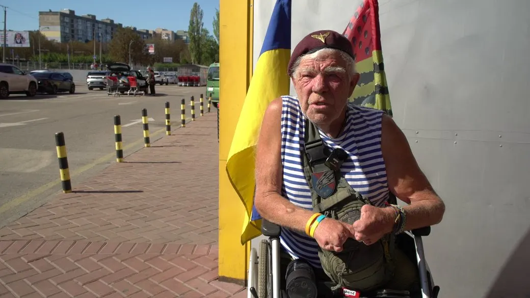Херсонський волонтер дядя Гриша вчетверте збирає гроші для ЗСУ у Кропивницькому