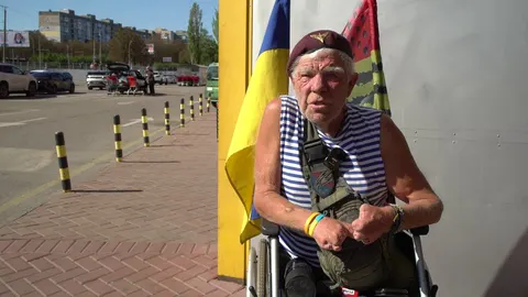 Херсонський волонтер дядя Гриша вчетверте збирає гроші для ЗСУ у Кропивницькому