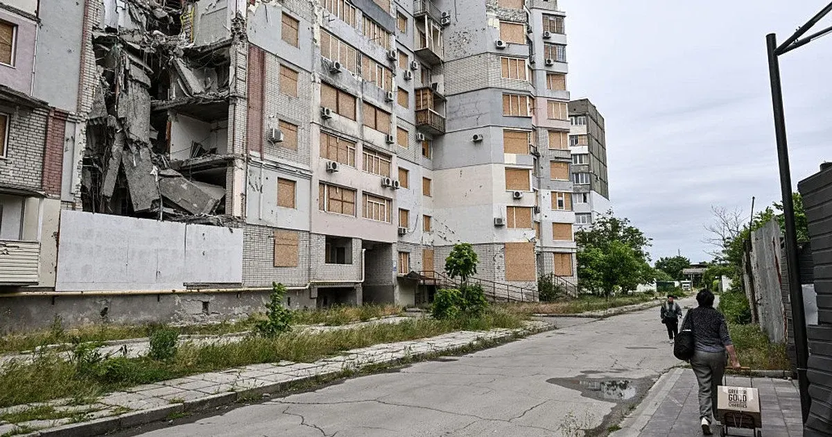 У Херсоні після удару КАБ обвалився під'їзд багатоповерхівки