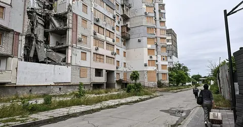 У Херсоні після удару КАБ обвалився під'їзд багатоповерхівки