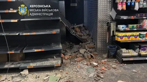 У Херсоні дрон окупантів влучив у супермаркет: поранено хлопчика