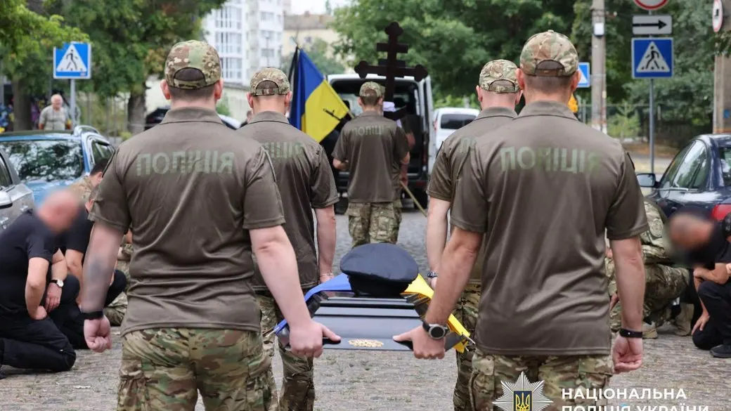 У Миколаєві попрощалися з поліцейським, який загинув через атаку дрона