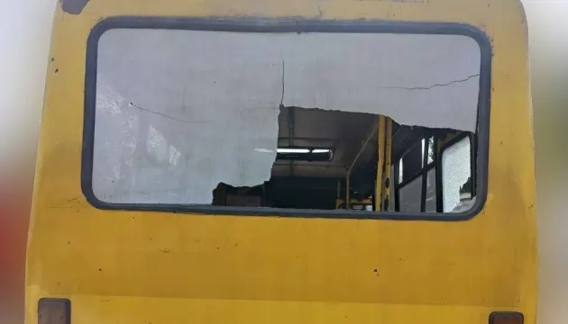 У Херсоні ворог знову атакував автобус та людей: є загибла