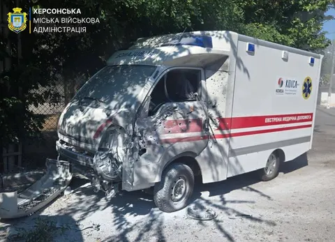 Дрон атакував лікарню в Корабельному районі Херсона: пошкоджено службовий трансп