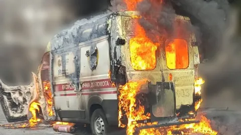 Дрон влучив у "швидку" в Корабельному районі Херсона: поранено двох ме