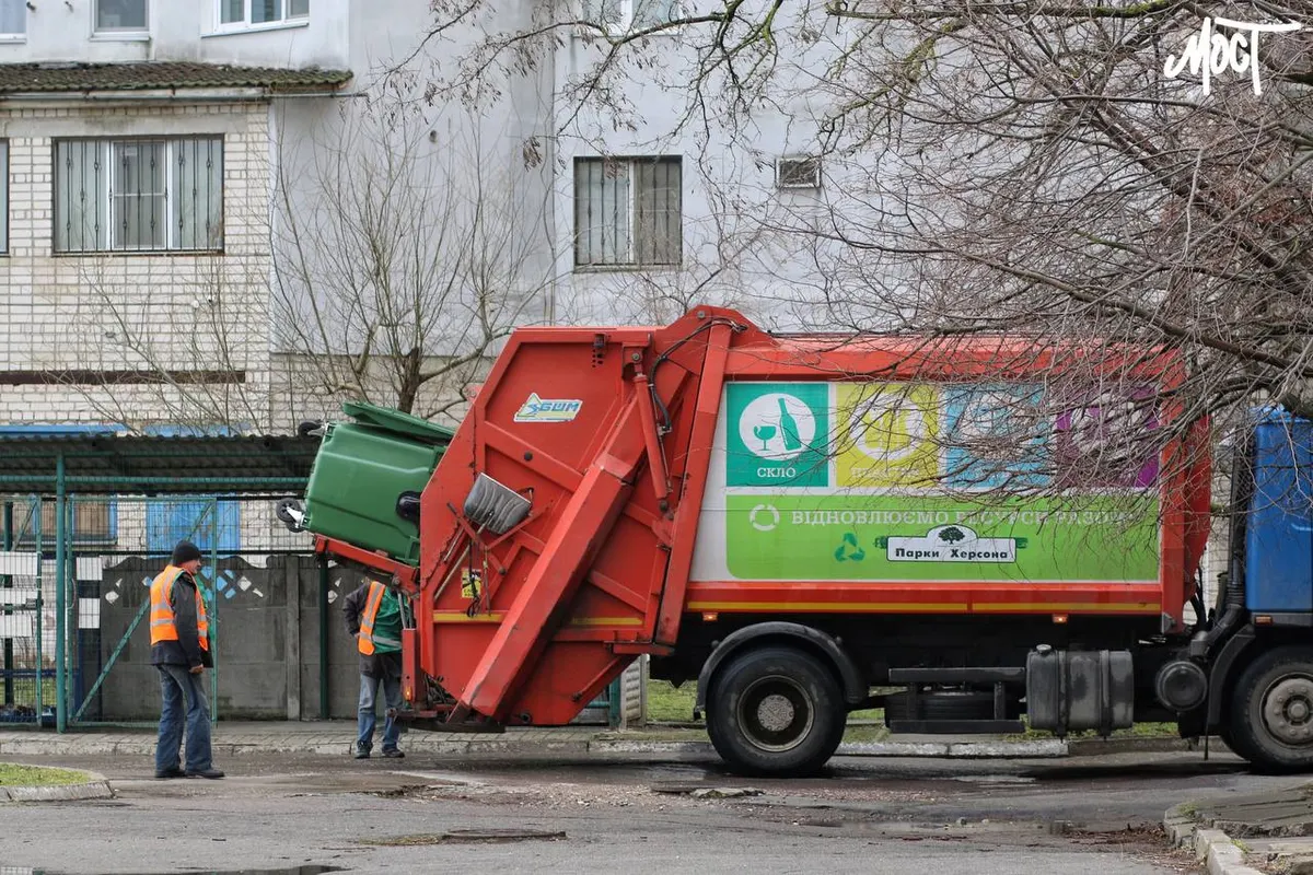 У Херсоні дрон атакував сміттєвоз: постраждали троє чоловіків