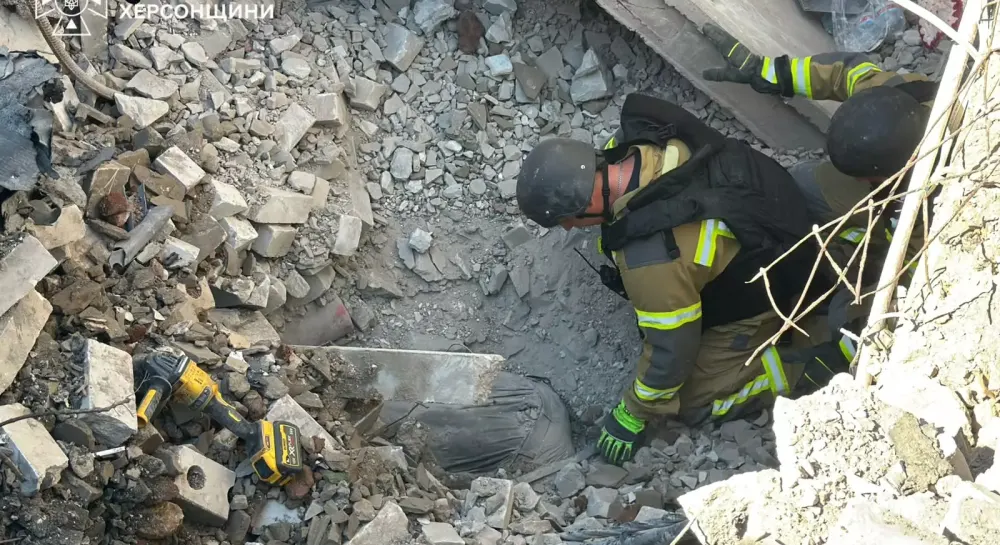 У Херсоні з-під завалів навчального закладу дістали тіло чоловіка