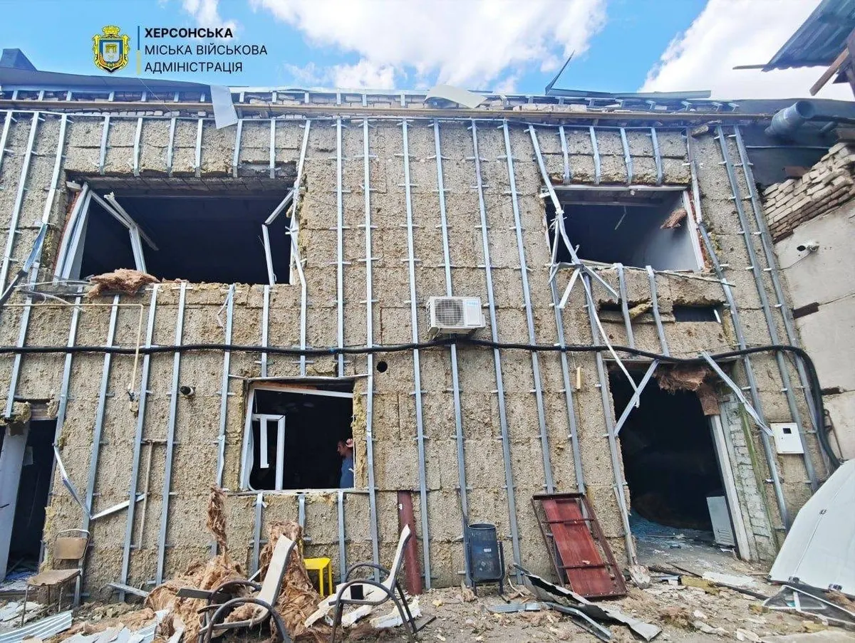 Авіаудар по Херсону 14 серпня: двоє чоловіків у лікарні, пошкоджені приміщення