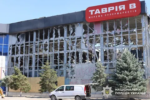 Обстріли Херсонщини 22 серпня: 12 поранених, пошкоджено лікарню та ТЦ