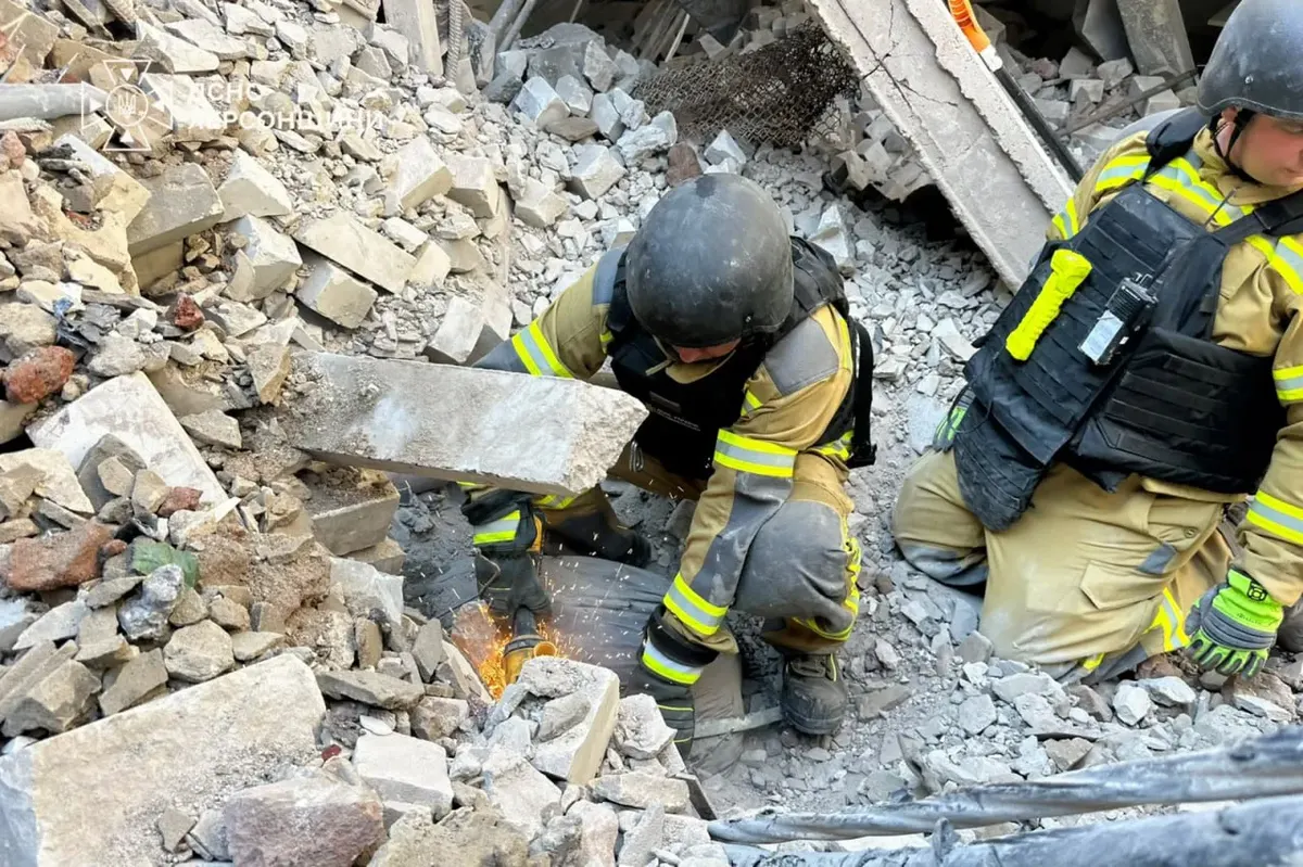 У Херсоні з-під завалів навчального закладу дістали тіло загиблого