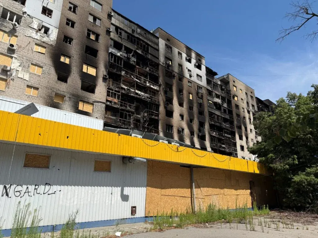 «Тут тільки пенсіонери й залишалися»: історія спаленої багатоповерхівки на Текстильників