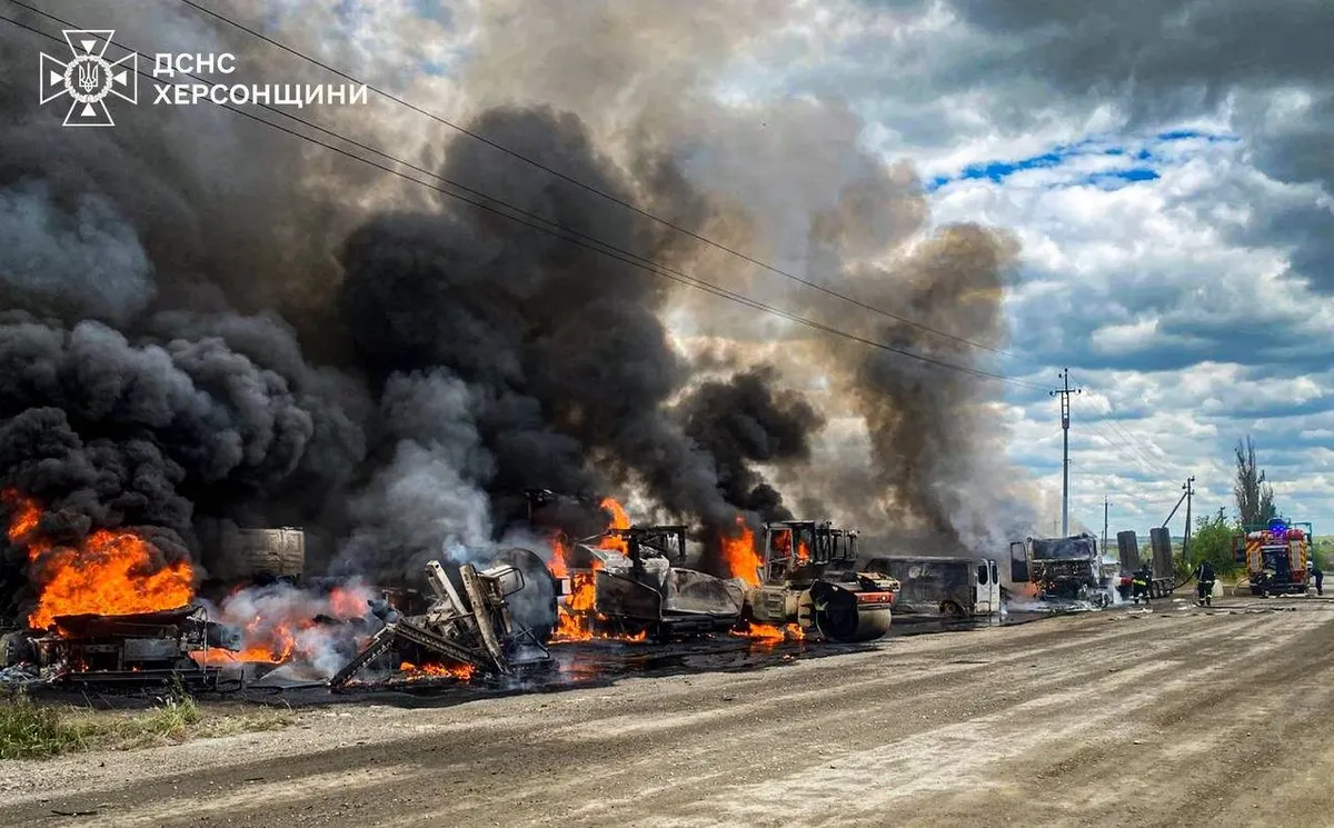 На Херсонщині після удару БпЛА згоріла дорожня техніка