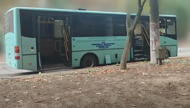 Атака на маршрутку в Херсоні: постраждалих уже четверо