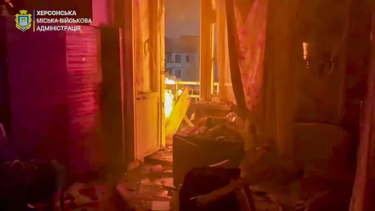 У Херсоні дрон влучив у багатоповерхівку: горіли балкони