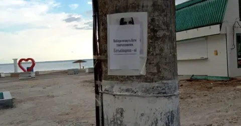 У Скадовську на окупаційну агітацію наклеїли українські листівки