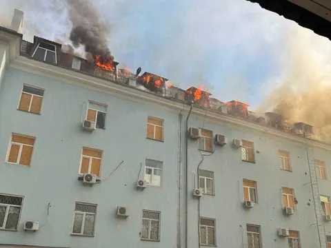 Російський дрон влучив у будівлю податкової у Херсоні