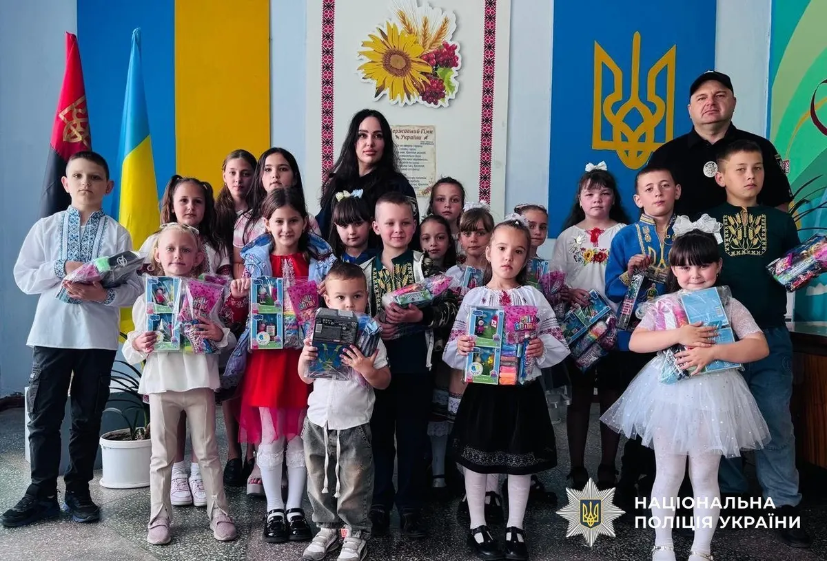 Школярі Херсонщини зустріли літо з ювенальними поліцейськими
