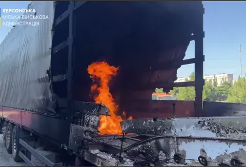 У Херсоні дрон окупантів спалив вантажівку в Центральному районі
