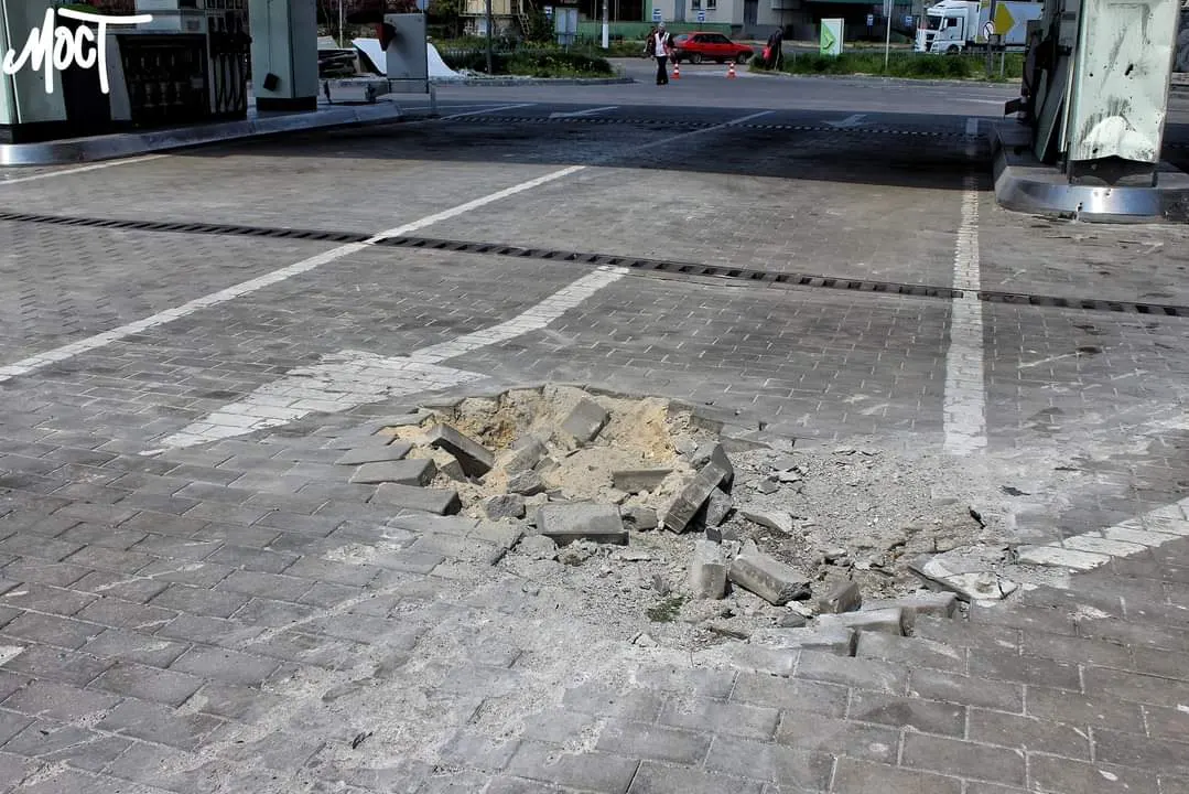 Росіяни вдарили дронами по двох АЗС у Херсоні: постраждав чоловік