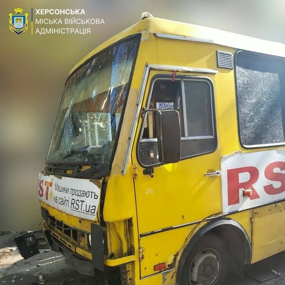 Дрони вдарили по Зеленівці та маршрутці в Херсоні: зайнялися магазин і будинок