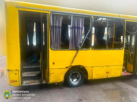 Росіяни вдарили дроном по маршрутці в Херсоні: четверо загиблих, п’ятеро поранен