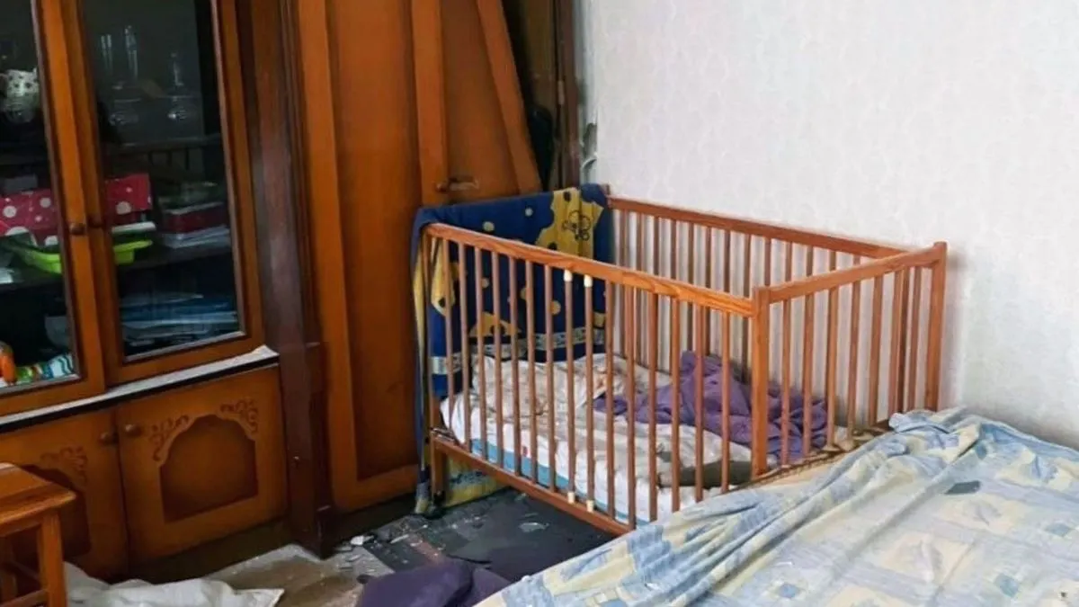 Снаряд влучив у дитяче ліжечко на Херсонщині: дитина дивом вціліла