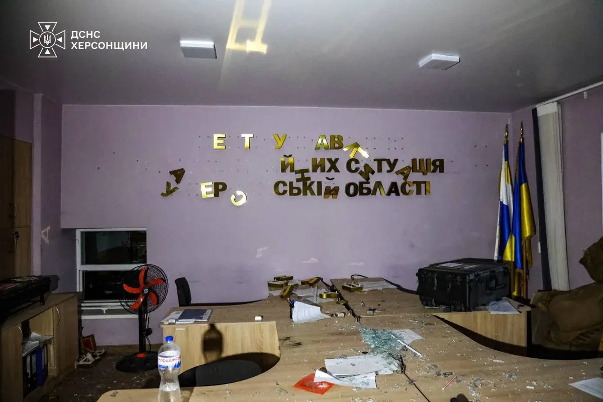 У Херсоні ворожий удар пошкодив підрозділ ДСНС