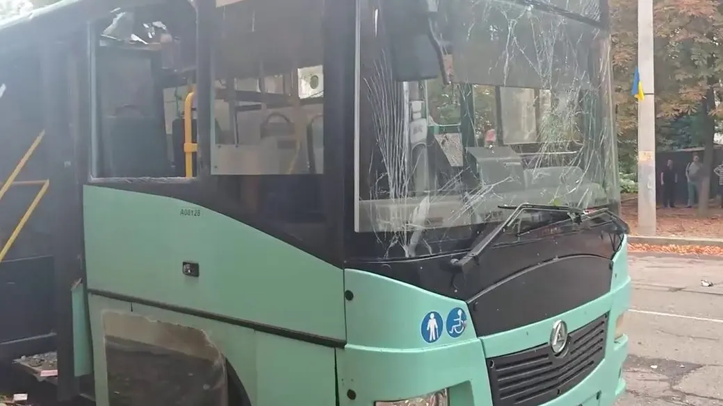 У центрі Херсона безпілотник вдарив по маршрутці: троє поранених