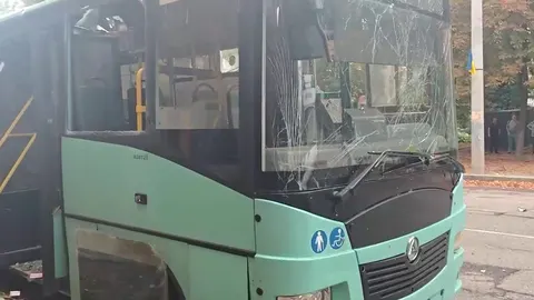 У центрі Херсона безпілотник вдарив по маршрутці: троє поранених